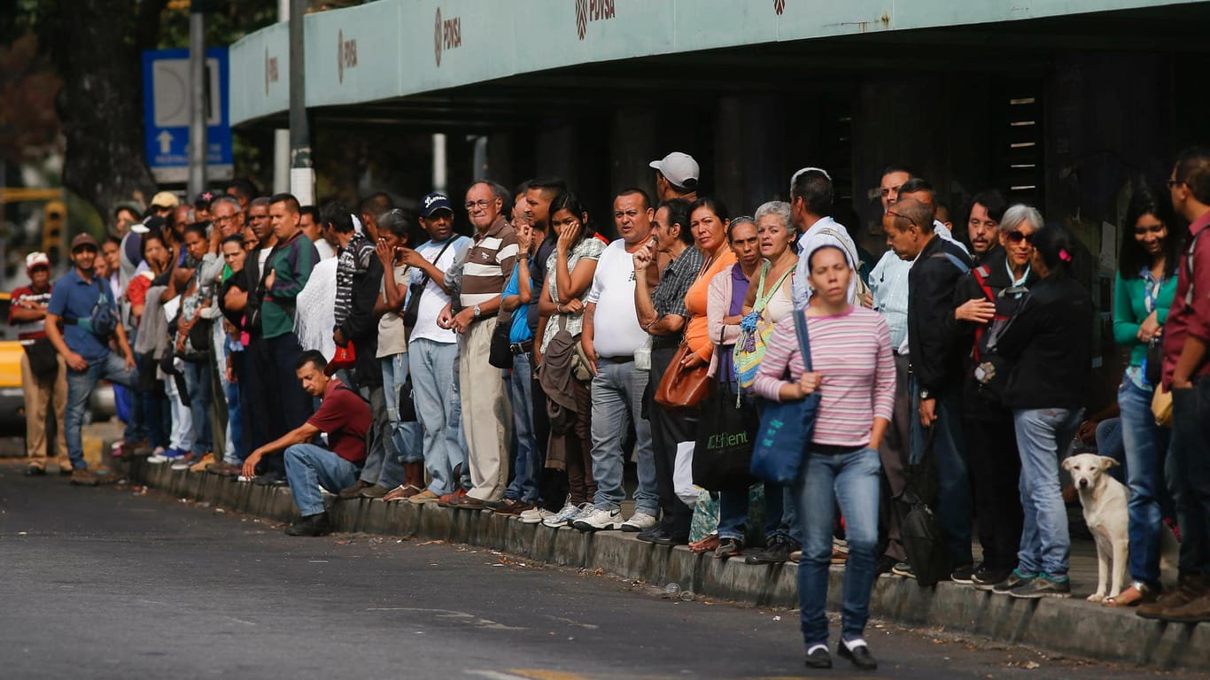 Einwohner in Caracas: Der Stromausfall hat weite Teile des öffentlichen Lebens lahmgelegt.