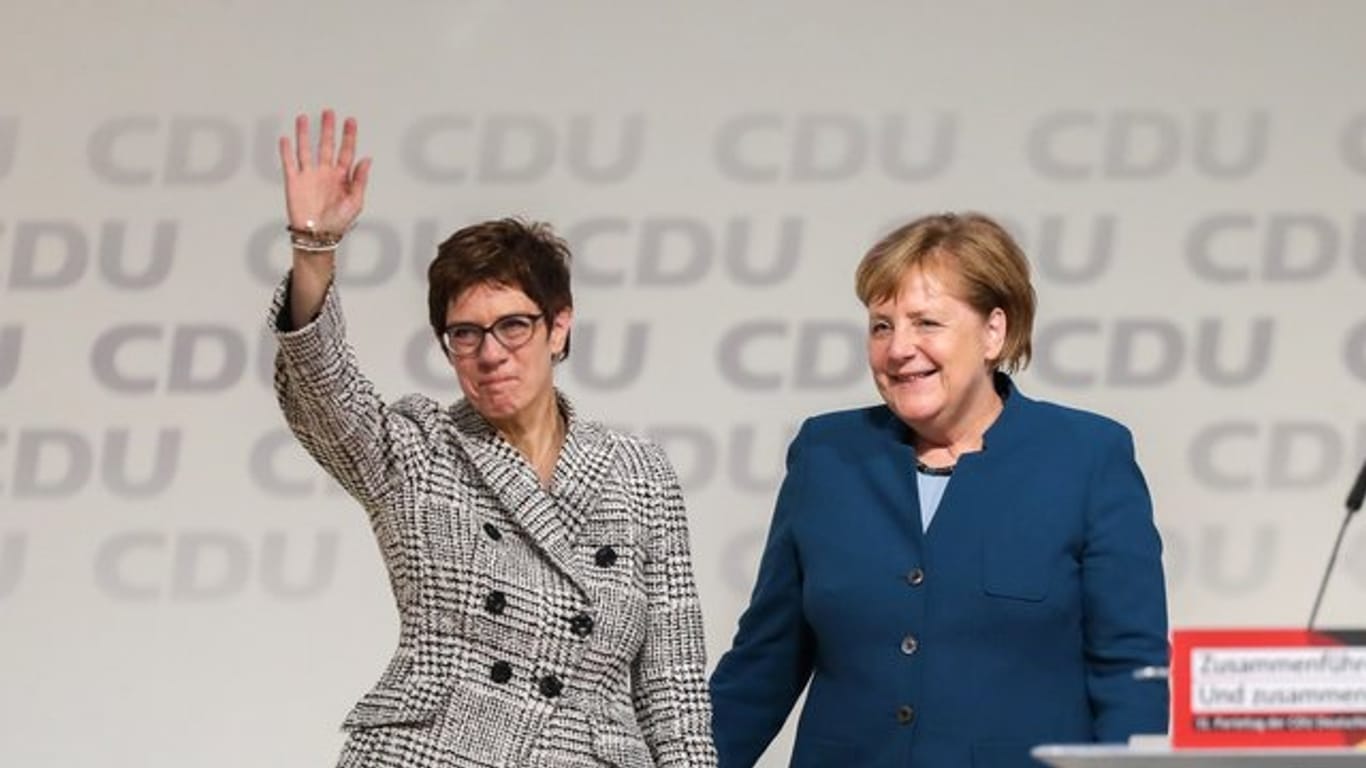 Kanzlerin Angela Merkel (r) und die neue CDU-Chefin Annegret Kramp-Karrenbauer auf dem CDU-Bundesparteitag in Hamburg.