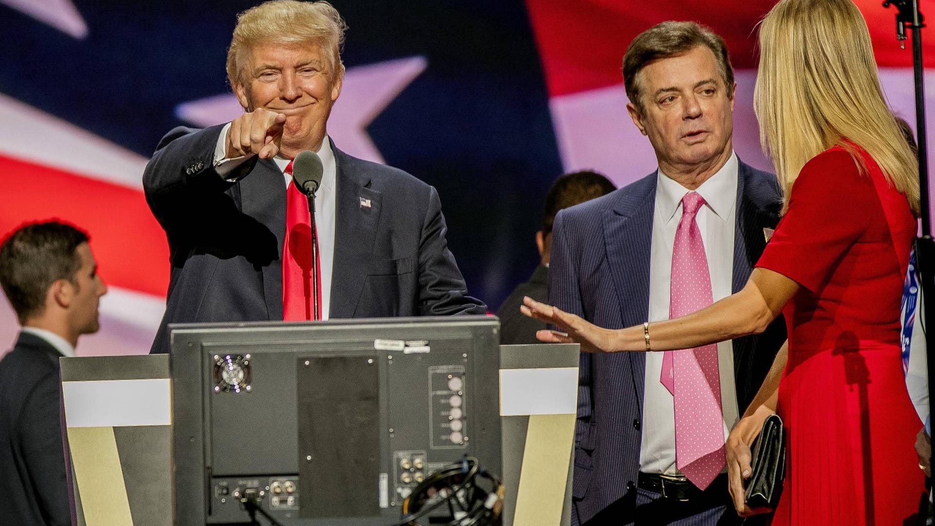 Paula Manafort (M.) auf einer Wahlkampfveranstaltung mit Donald und Ivanka Trump: Manafort dürfte nicht der letzte Vertraute des US-Präsidenten sein, der ins Gefängnis muss.