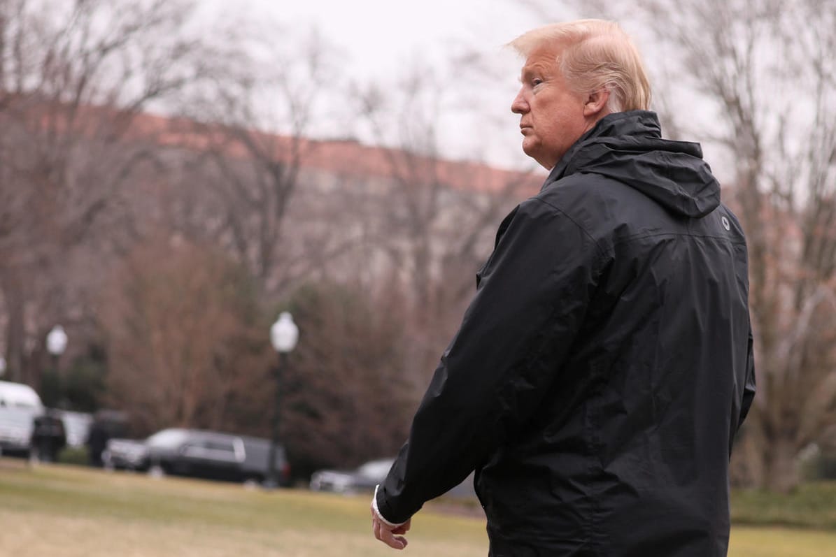 Donald Trump vor dem Weißen Haus: Der US-Präsident spürt immer heftigeren Gegenwind.