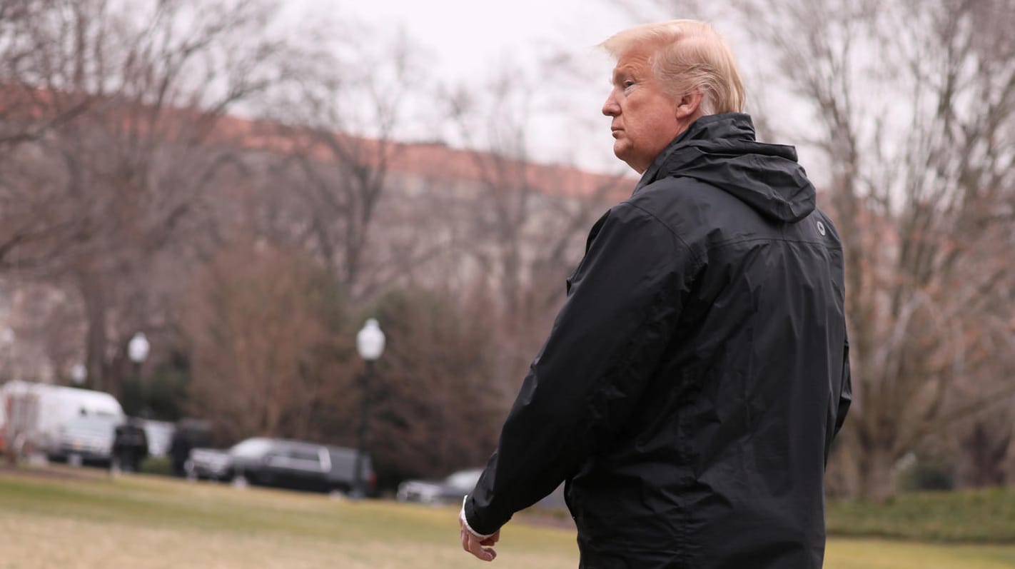 Donald Trump vor dem Weißen Haus: Der US-Präsident spürt immer heftigeren Gegenwind.