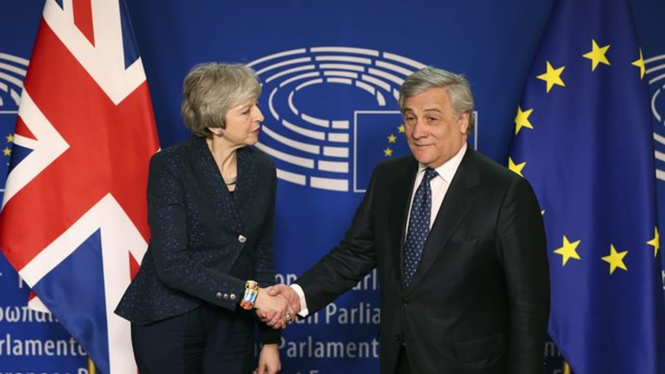 EU-Parlamentspräsident Antonio Tajani begrüßt Großbritanniens Premierministerin Theresa May in Brüsel.