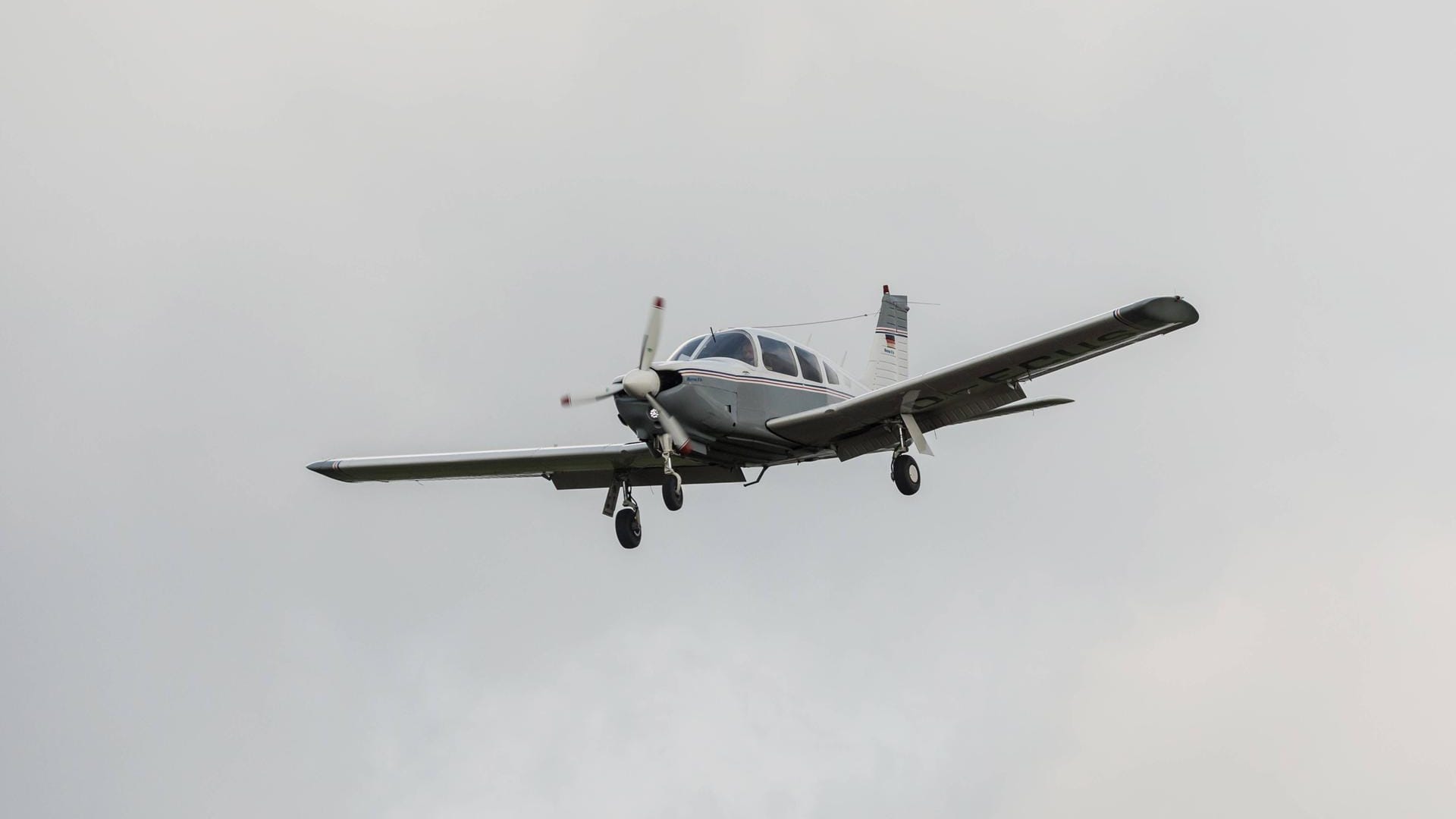 Piper-Kleinflugzeug (Symbolbild): Möglicherweise habe es einen Überlebenden bei dem Flugzeugabsturz gegeben.