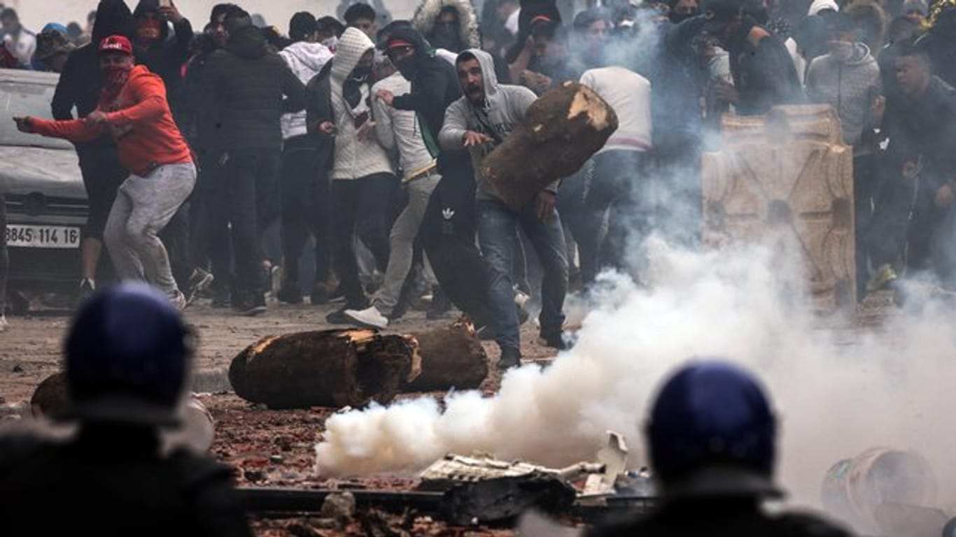 Zusammenstöße zwischen Demonstranten und Polizisten bei Anti-Regierungs-Protesten in Algier.