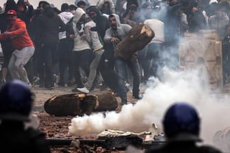 Zusammenstöße zwischen Demonstranten und Polizisten bei Anti-Regierungs-Protesten in Algier.