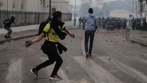 Demonstranten gehen auf Bereitschaftspolizei los, Algerien: Die Proteste gegen den algerischen Präsidenten Abdelaziz Bouteflika führen zu Zusammenstößen zwischen Jugendlichen und Polizisten.