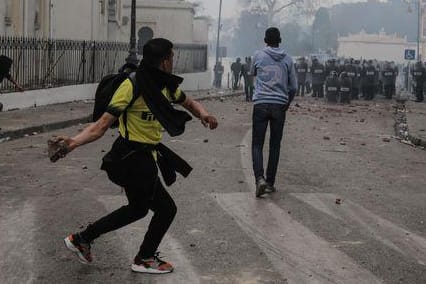 Demonstranten gehen auf Bereitschaftspolizei los, Algerien: Die Proteste gegen den algerischen Präsidenten Abdelaziz Bouteflika führen zu Zusammenstößen zwischen Jugendlichen und Polizisten.