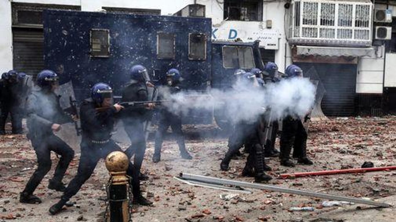 Die algerische Bereitschaftspolizei schießt Tränengas auf Demonstranten: Die Proteste widmen sich gegen Bouteflika, der seit 1999 Präsident Algeriens ist und erneut bei den algerischen Präsidentschaftswahlen 2019 für ein Amt kandidieren will.
