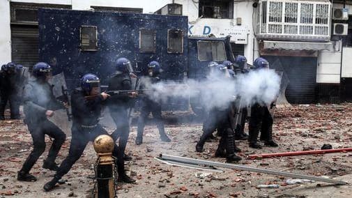 Die algerische Bereitschaftspolizei schießt Tränengas auf Demonstranten: Die Proteste widmen sich gegen Bouteflika, der seit 1999 Präsident Algeriens ist und erneut bei den algerischen Präsidentschaftswahlen 2019 für ein Amt kandidieren will.