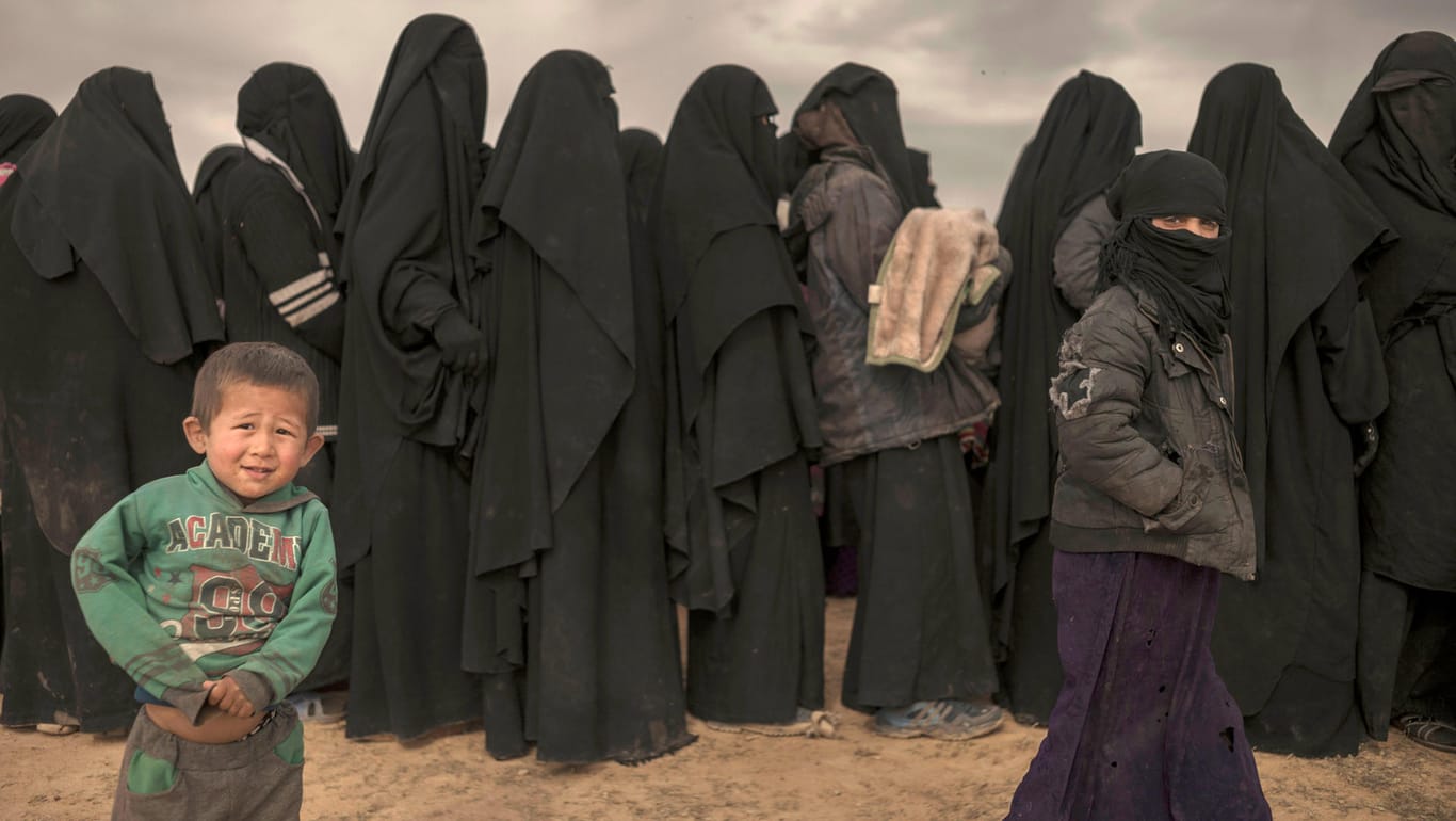 Schlange stehen für Nahrungsmittel: Frauen und Kinder aus dem letzten von der Terrormiliz IS kontrollierten Ort Baghus.