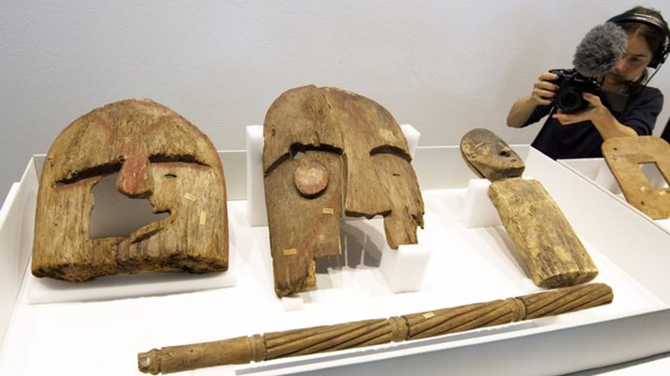 Historische hölzerne Objekte aus dem Ethnologischen Museum Berlin: Noch gibt es keine Anzeichen auf eine einheitliche Haltung für den Umgang mit Objekten aus der deutschen Kolonialgeschichte.
