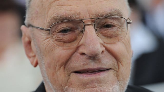 Der deutsch-österreichische Dirigent und Komponist Michael Gielen ist im Alter von 91 Jahren gestorben. Der deutsch-österreichische Dirigent und Komponist Michael Gielen ist im Alter von 91 Jahren gestorben.