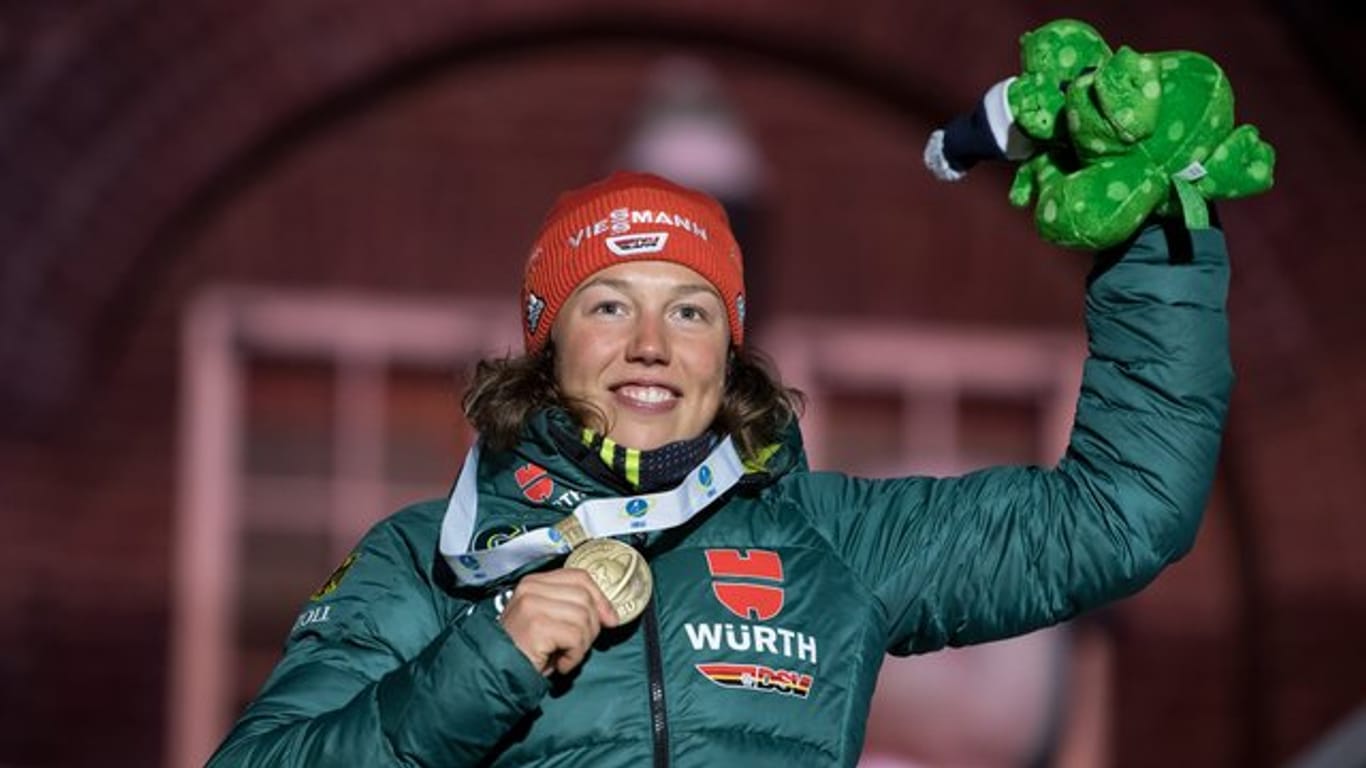 Bronzemedaillengewinnerin Laura Dahlmeier bei der Siegerehrung in Östersund.