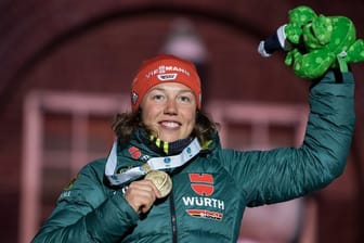 Bronzemedaillengewinnerin Laura Dahlmeier bei der Siegerehrung in Östersund.