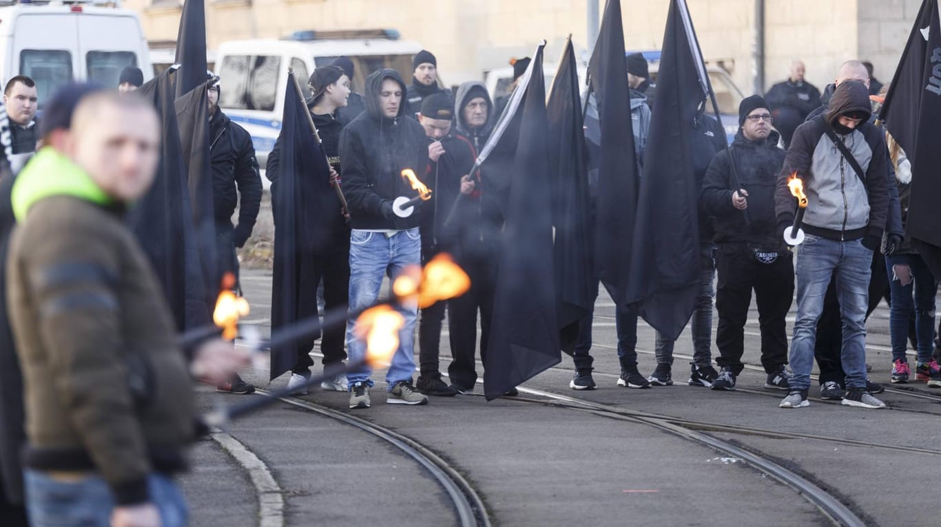 Rechtsextreme bei einem "Trauermarsch" in Magdeburg: Immer mehr Neonazis bereiten sich gezielt auf gewaltsame Auseinandersetzungen vor.
