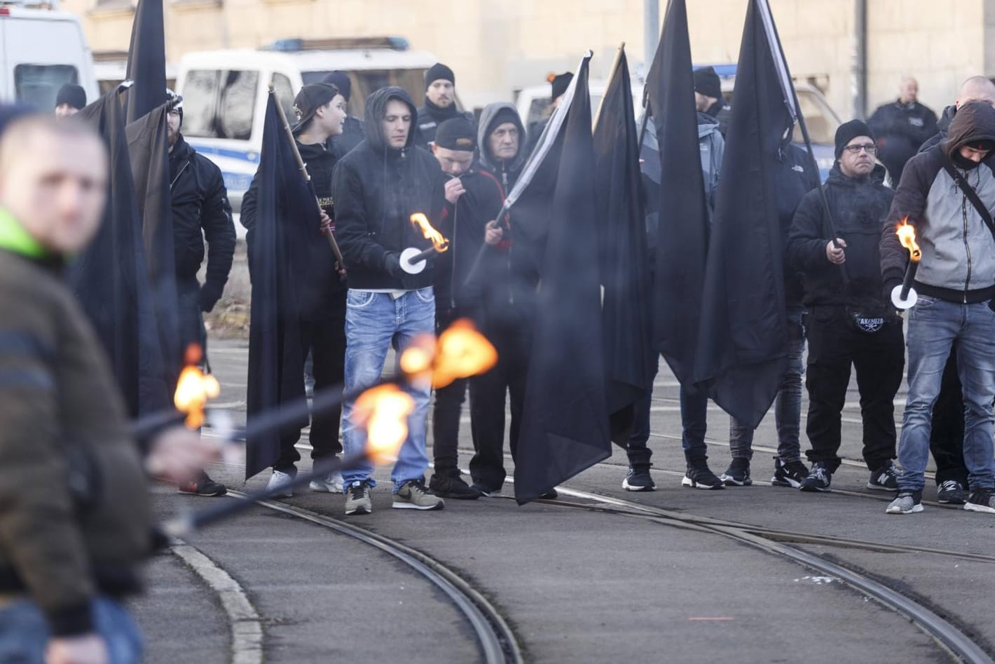 Rechtsextreme bei einem "Trauermarsch" in Magdeburg: Immer mehr Neonazis bereiten sich gezielt auf gewaltsame Auseinandersetzungen vor.