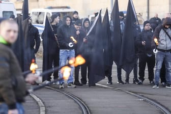 Rechtsextreme bei einem "Trauermarsch" in Magdeburg: Immer mehr Neonazis bereiten sich gezielt auf gewaltsame Auseinandersetzungen vor.