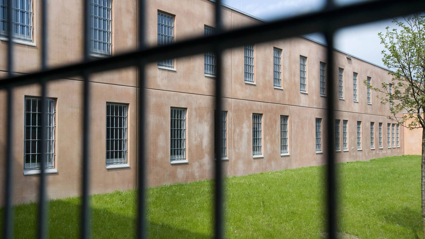 Blick durch ein vergittertes Fenster auf einen Zellentrackt in der Justizvollzugsanstalt (JVA) in Burg, Sachsen-Anhalt: Er sei am Freitag in Magdeburg festgenommen worden und befinde sich in der Justizvollzugsanstalt Burg.