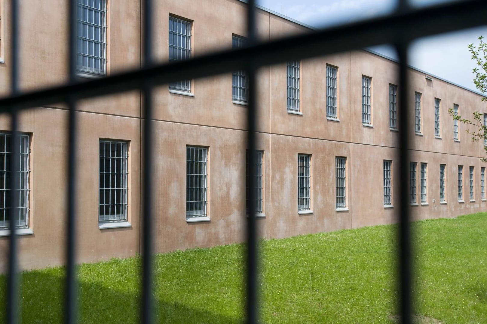 Blick durch ein vergittertes Fenster auf einen Zellentrackt in der Justizvollzugsanstalt (JVA) in Burg, Sachsen-Anhalt: Er sei am Freitag in Magdeburg festgenommen worden und befinde sich in der Justizvollzugsanstalt Burg.
