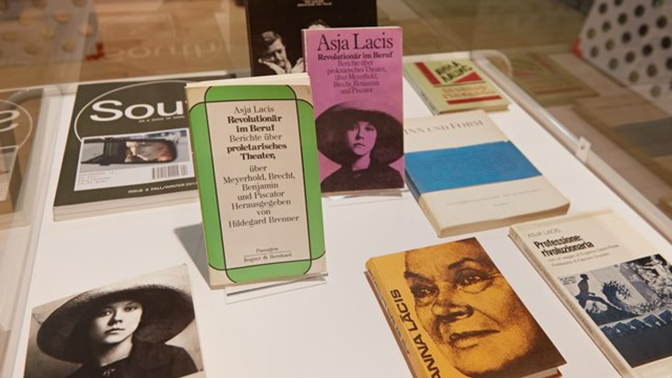 Auf deutsch erschienene Werke der bolschewistischen Theaterregisseurin Asja Lacis liegen in der Lettischen Nationalbibliothek.