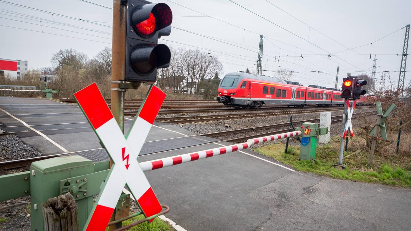 Beschrankter Bahnübergang: Nach dem Unglück am Nachmittag musste der Bahnübergang in Gronau für rund drei Stunden gesperrt bleiben. (Symbolbild)