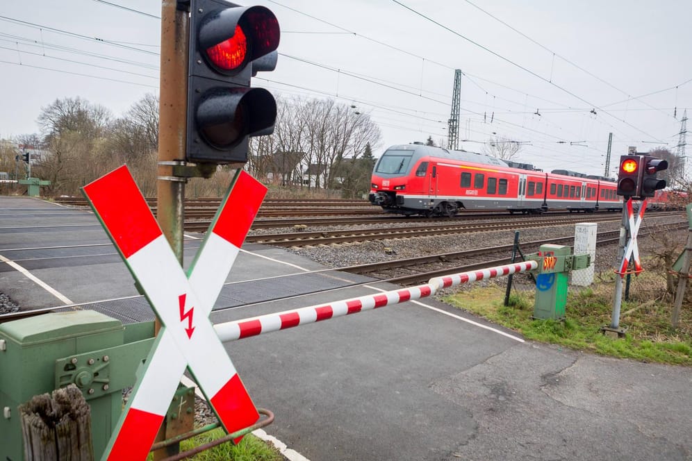 Beschrankter Bahnübergang: Nach dem Unglück am Nachmittag musste der Bahnübergang in Gronau für rund drei Stunden gesperrt bleiben. (Symbolbild)