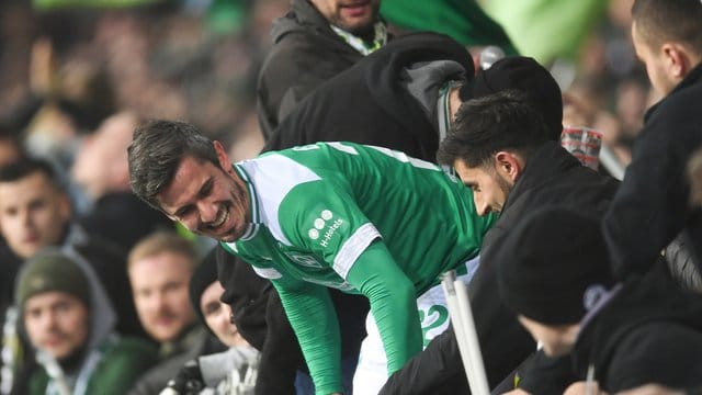 Fin Bartels wurde nach dem Schlußpfiff von den Werder-Fans gefeiert. Fin Bartels wurde nach dem Schlußpfiff von den Werder-Fans gefeiert.