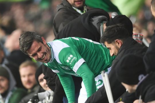 Fin Bartels wurde nach dem Schlußpfiff von den Werder-Fans gefeiert.