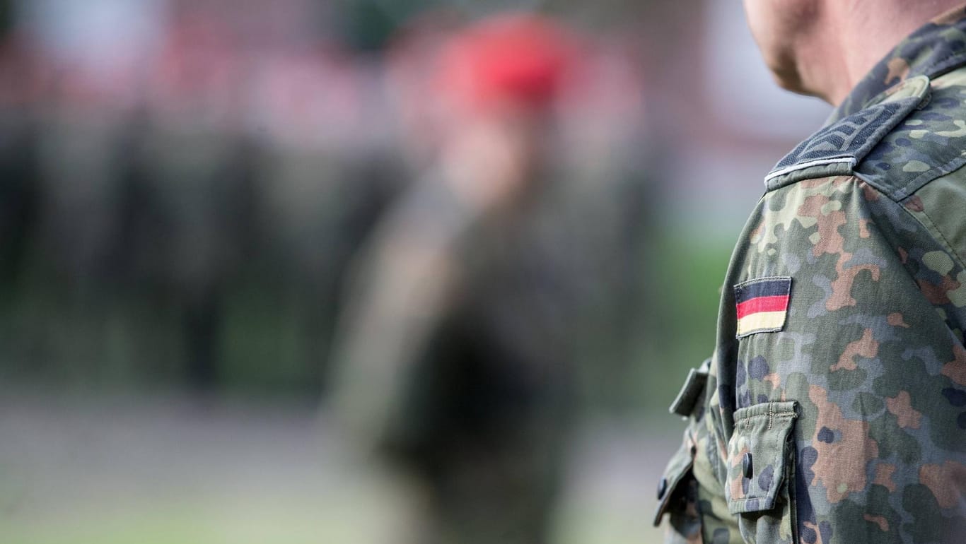 Soldat mit Feldbluse in der Waldkaserne Hilden: Der Militärische Abschirmdienst (MAD) ermittelt aktuell in 478 rechtsextremen Verdachtsfällen in der Bundeswehr. (Symbolfoto)