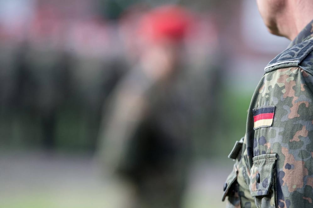Soldat mit Feldbluse in der Waldkaserne Hilden: Der Militärische Abschirmdienst (MAD) ermittelt aktuell in 478 rechtsextremen Verdachtsfällen in der Bundeswehr. (Symbolfoto)