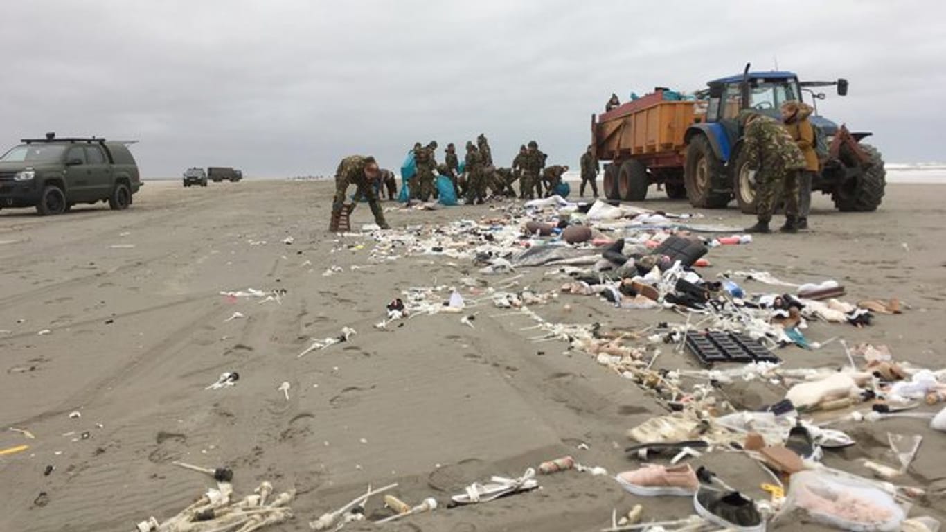 Soldaten der niederländische Armee säubern einen Strand der Insel Schiermonnikoog.