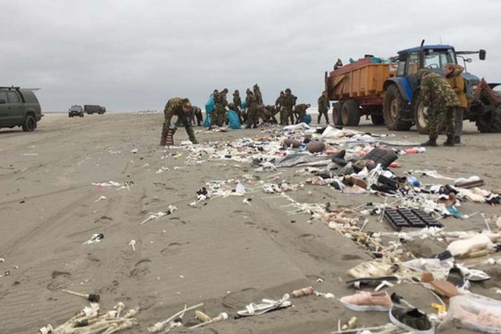 Soldaten der niederländische Armee säubern einen Strand der Insel Schiermonnikoog.
