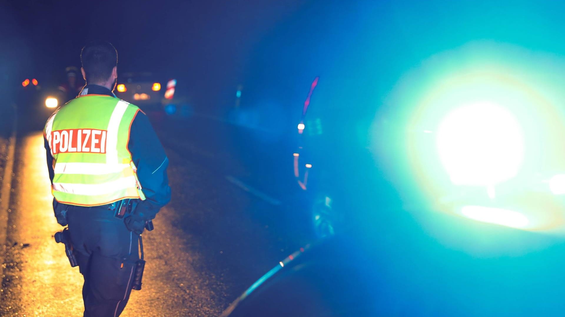 Fahrzeugkontrolle der Polizei (Symbolbild): Die Beamten leiteten ein Straf- und ein Bußgeldverfahren gegen den Fahrer ein.