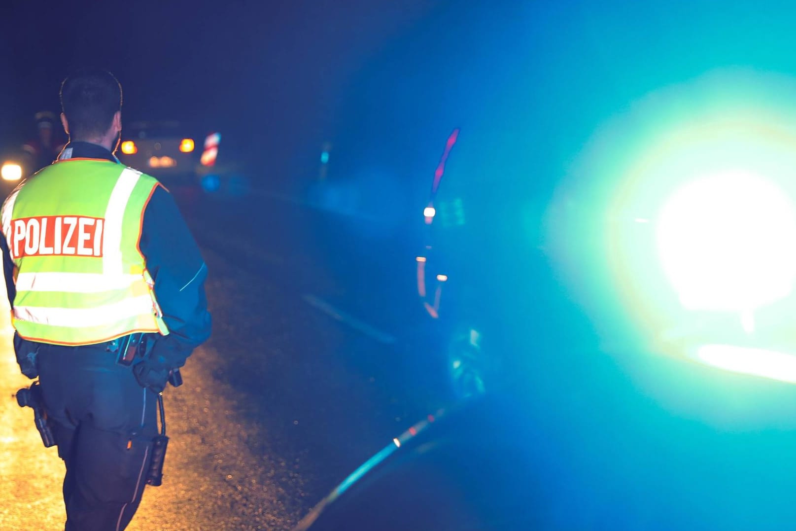 Fahrzeugkontrolle der Polizei (Symbolbild): Die Beamten leiteten ein Straf- und ein Bußgeldverfahren gegen den Fahrer ein.