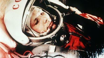 Der sowjetische Kosmonauten in seinem Raumanzug kurz vor seinem Start vom Weltraumbahnhofs Baikonur: Juri Gagarin war am 12. April 1961 mit 108 Minuten lang als erster Mensch im All.