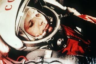 Der sowjetische Kosmonauten in seinem Raumanzug kurz vor seinem Start vom Weltraumbahnhofs Baikonur: Juri Gagarin war am 12. April 1961 mit 108 Minuten lang als erster Mensch im All.