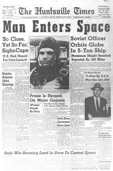 Die Reproduktion zeigt die Zeitung "The Huntsville Times" mit dem Titel "Man Enters Space" und einem Bild des Sowjetischen Kosmonauten Juri Gagarin: Mit der Kapsel "Wostok-1" umrundete Gagarin die Erde.