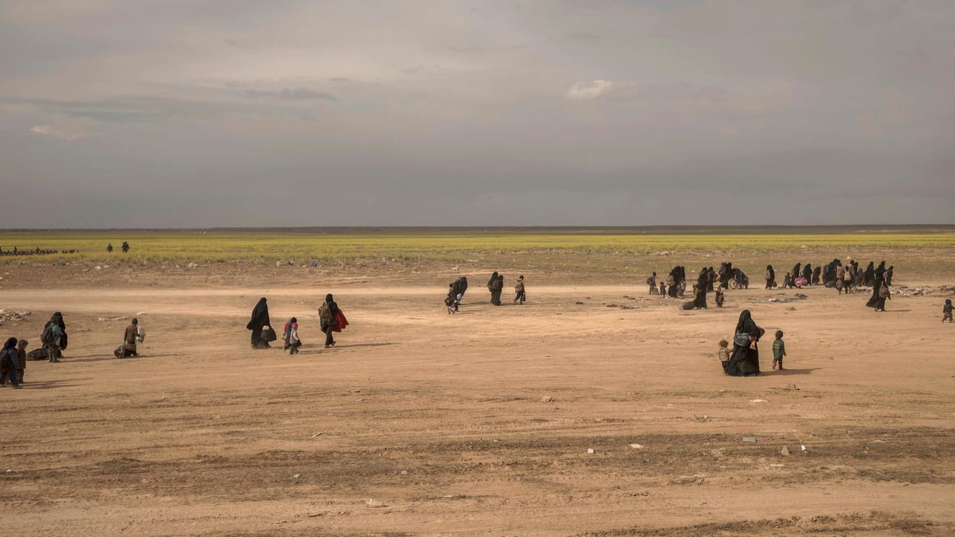 Aus Baghus geflohene Frauen und Kinder: Viele der IS-Anhänger glauben noch immer an den Sieg.