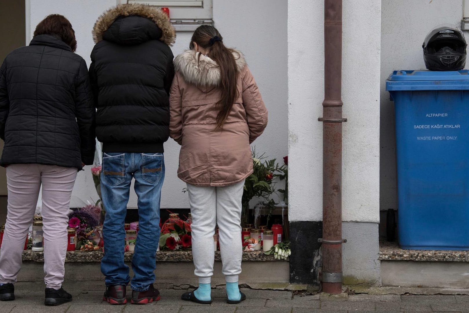 Trauernde vor dem Wohnhaus der 21-Jährigen in Worms: Am Samstagabend war in Worms in Rheinland-Pfalz ein Trauermarsch geplant, den Angehörige und Freunde organisieren.