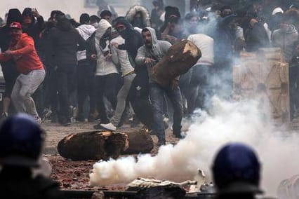 Polizei und Demonstranten, die gegen den algerischen Präsidenten Abdelaziz Bouteflika demonstrieren, treffen aufeinander: Bei den bisher größten Protesten gegen Staatschef Bouteflika waren am Freitag landesweit zehntausende Menschen auf die Straße gegangen.