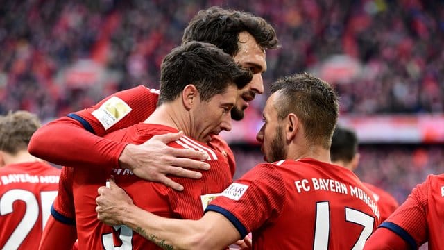 Robert Lewandowski (M) erzielte seine Bundesliga-Tore Nummer 196 und 197. Robert Lewandowski (M) erzielte seine Bundesliga-Tore Nummer 196 und 197.