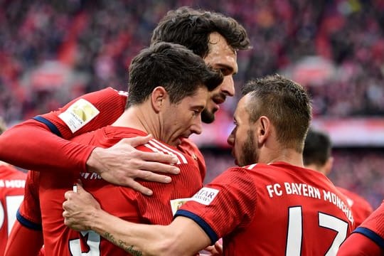 Robert Lewandowski (M) erzielte seine Bundesliga-Tore Nummer 196 und 197.