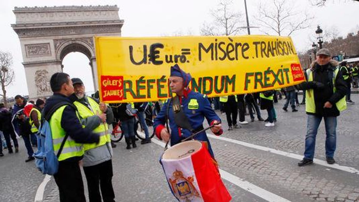 Demonstranten der "Gelbwesten"-Bewegung versammeln sich vor dem Triumphbogen: Es ist das 17. Wochenende in Folge der Demonstrationen.