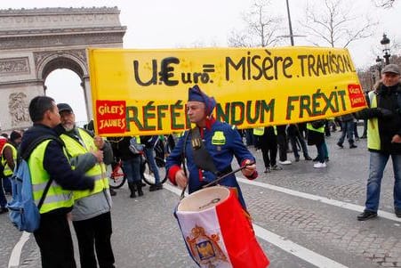 Demonstranten der "Gelbwesten"-Bewegung versammeln sich vor dem Triumphbogen: Es ist das 17. Wochenende in Folge der Demonstrationen.