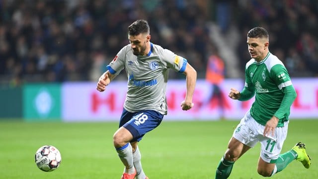 Schalkes Daniel Caligiuri (l) hatte sich im Spiel gegen Werder Bremen verletzt. Schalkes Daniel Caligiuri (l) hatte sich im Spiel gegen Werder Bremen verletzt.