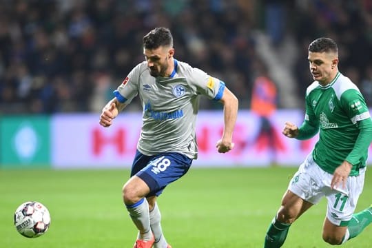 Schalkes Daniel Caligiuri (l) hatte sich im Spiel gegen Werder Bremen verletzt.