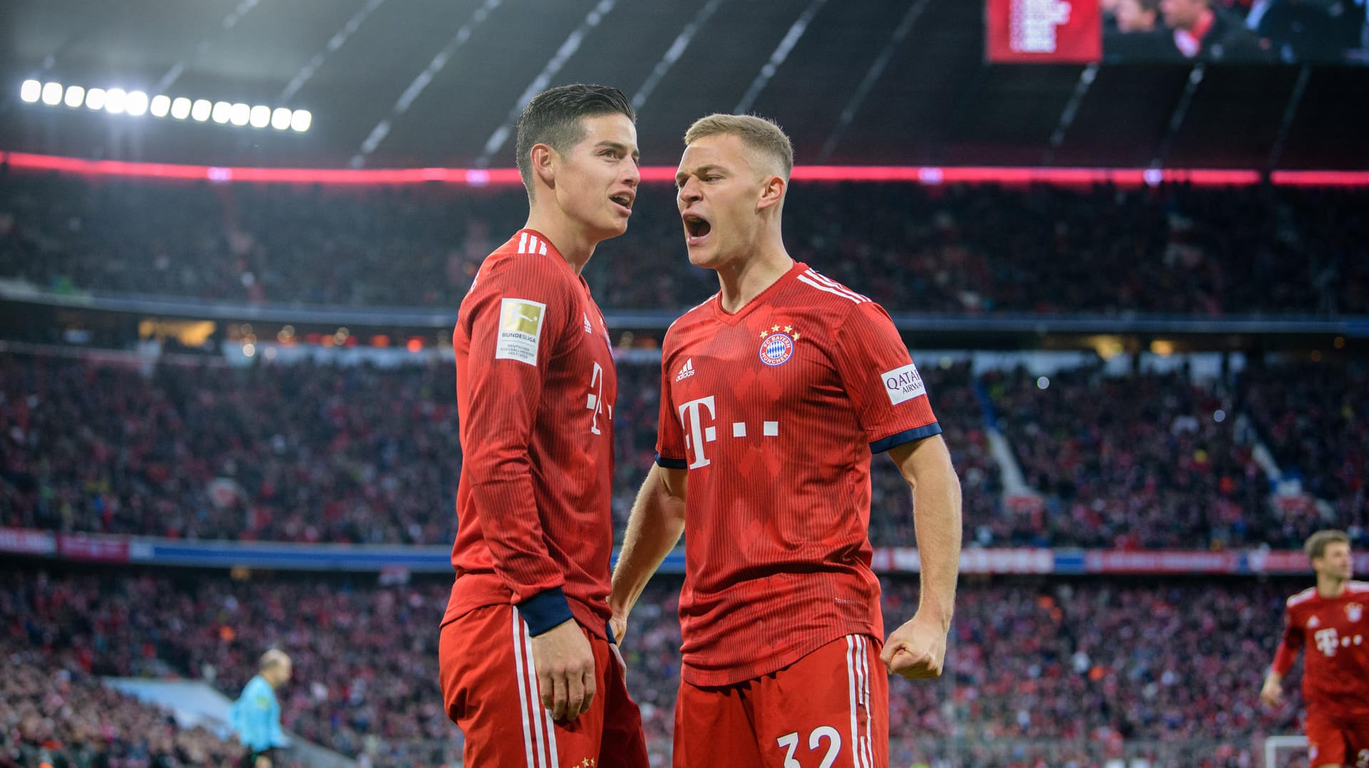 Demonstration der eigenen Stärke: James (l.) und Joshua Kimmich siegten mit den Bayern problemlos gegen Wolfsburg.