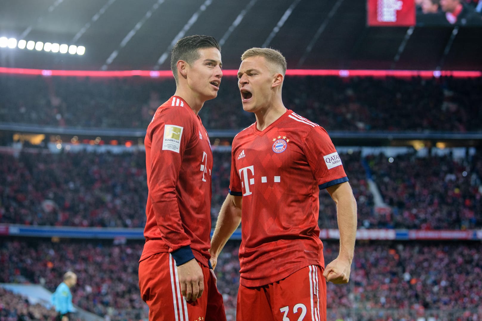Demonstration der eigenen Stärke: James (l.) und Joshua Kimmich siegten mit den Bayern problemlos gegen Wolfsburg.