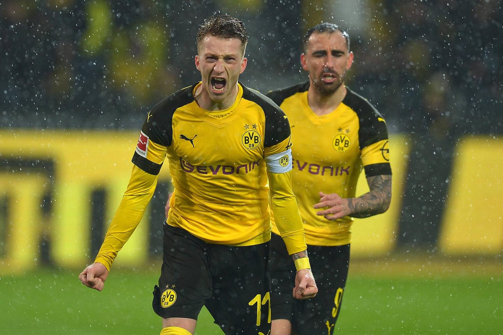 Die Dortmunder Marco Reus (vorne) und Paco Alcacer.