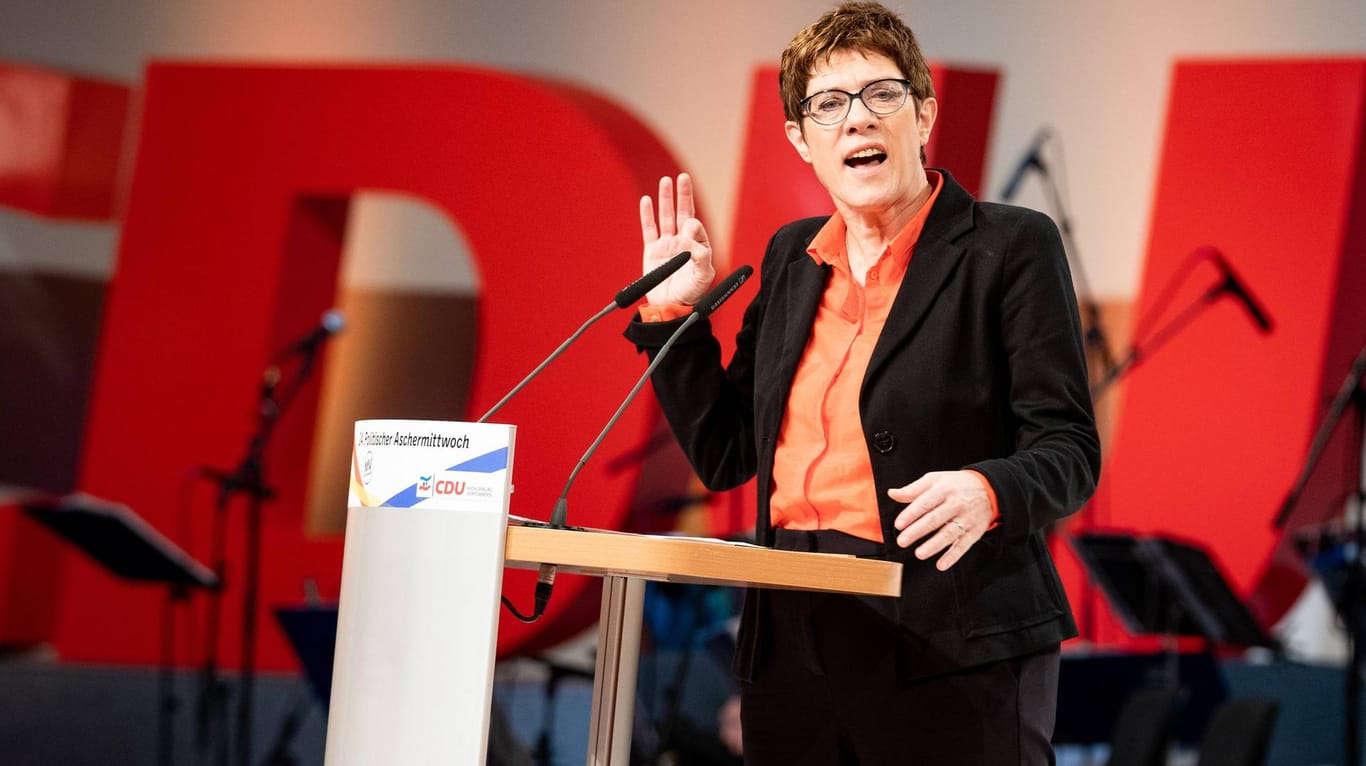 Annegret Kramp-Karrenbauer: Die CDU-Chefin hat dem französischen Präsidenten Emmanuel Macron auf dessen Europa-Vorschläge geantwortet.